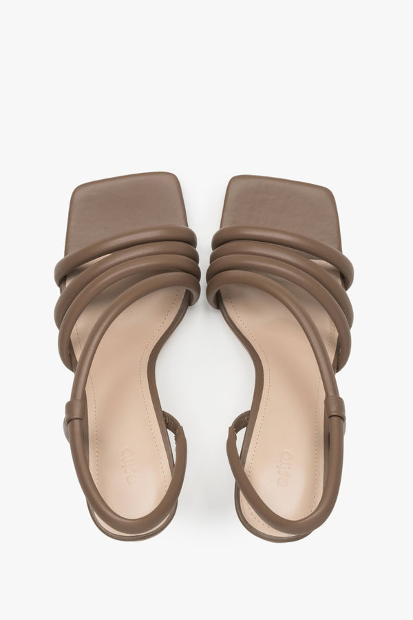 Heeled women's strappy sandals made of genuine leather in brown by Estro.