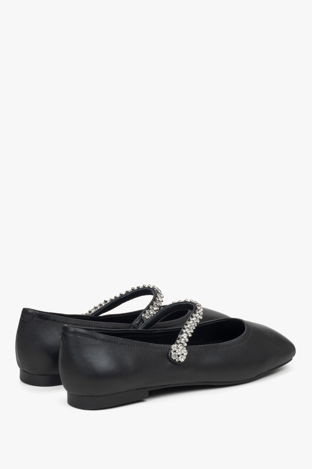 Estro women's black leather ballet flats - close-up on side line and heel.