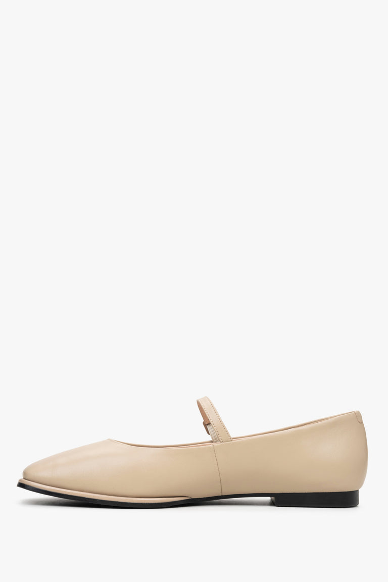 Women's beige ballet flats with a buckle by Estro - shoe profile.