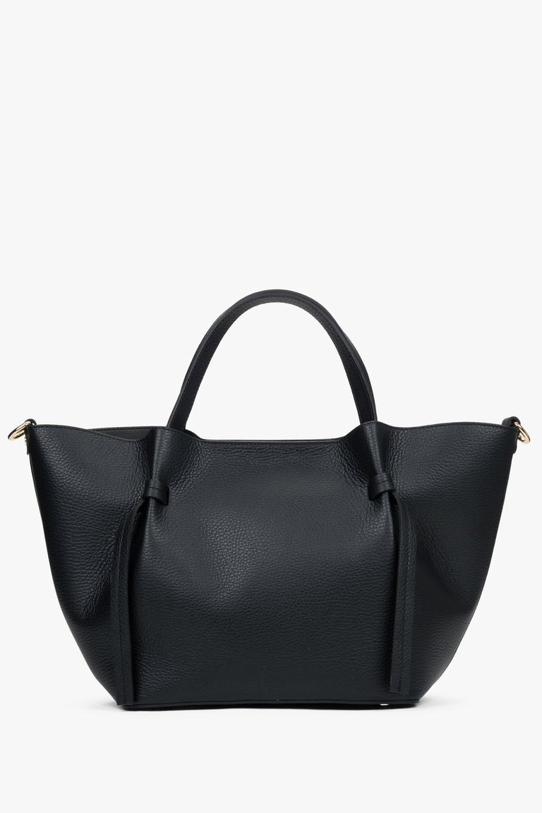 Black boat-shaped women's bag by Estro made of Italian genuine leather.