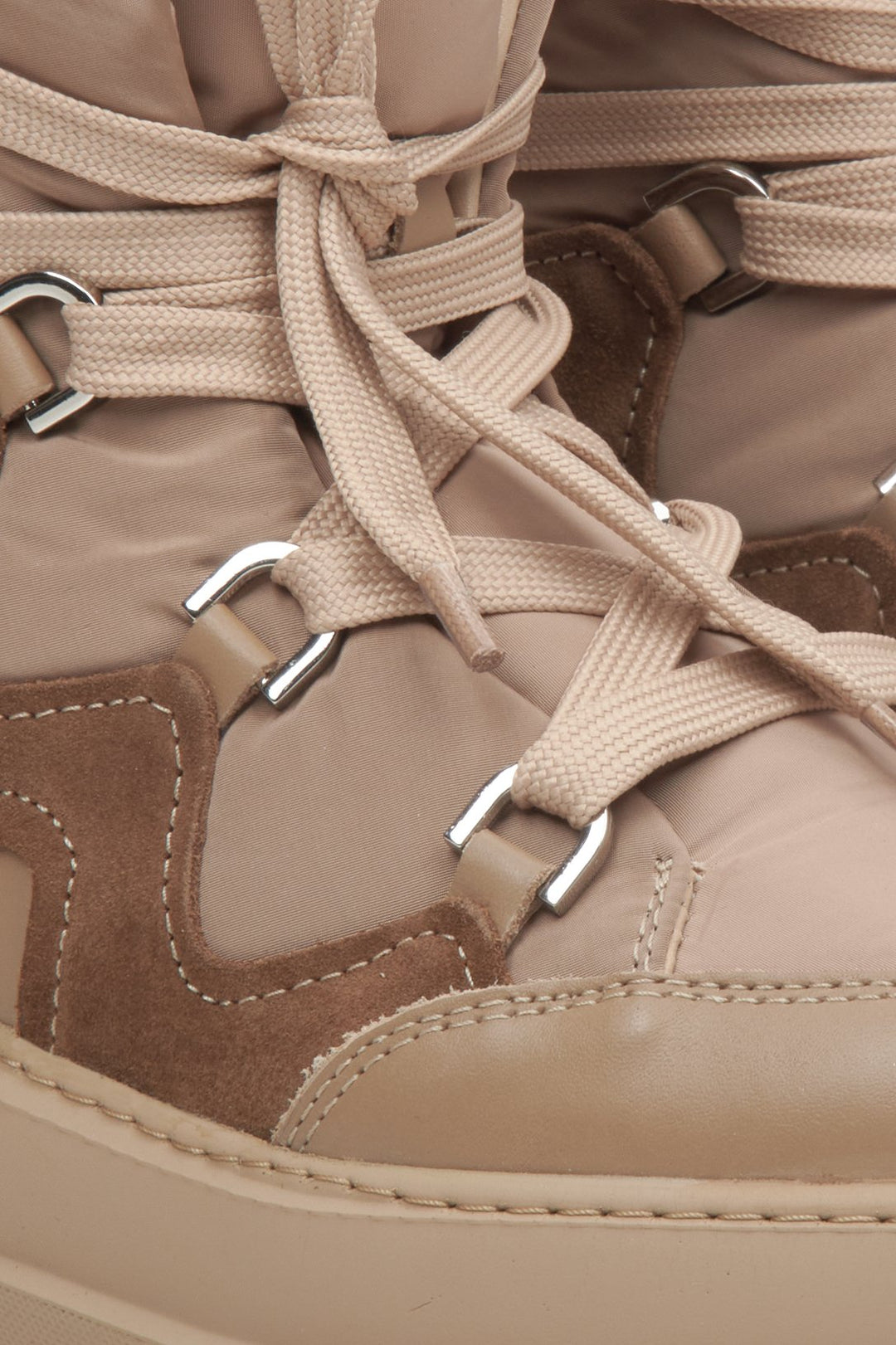 Brown Estro women's snow boots with laces - close-up.