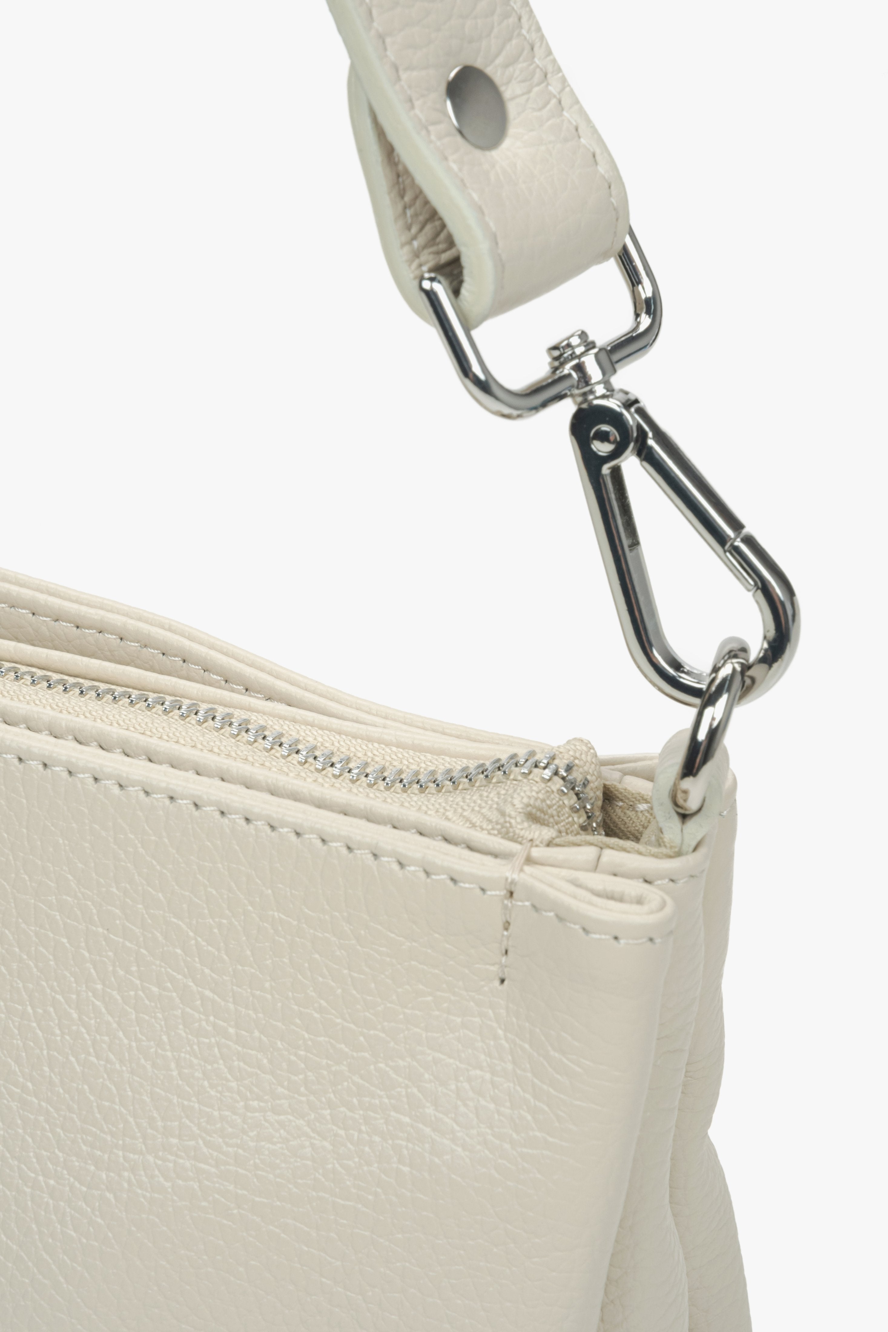 Women's cream beige Estro crossbody bag made from genuine leather - close-up on details.