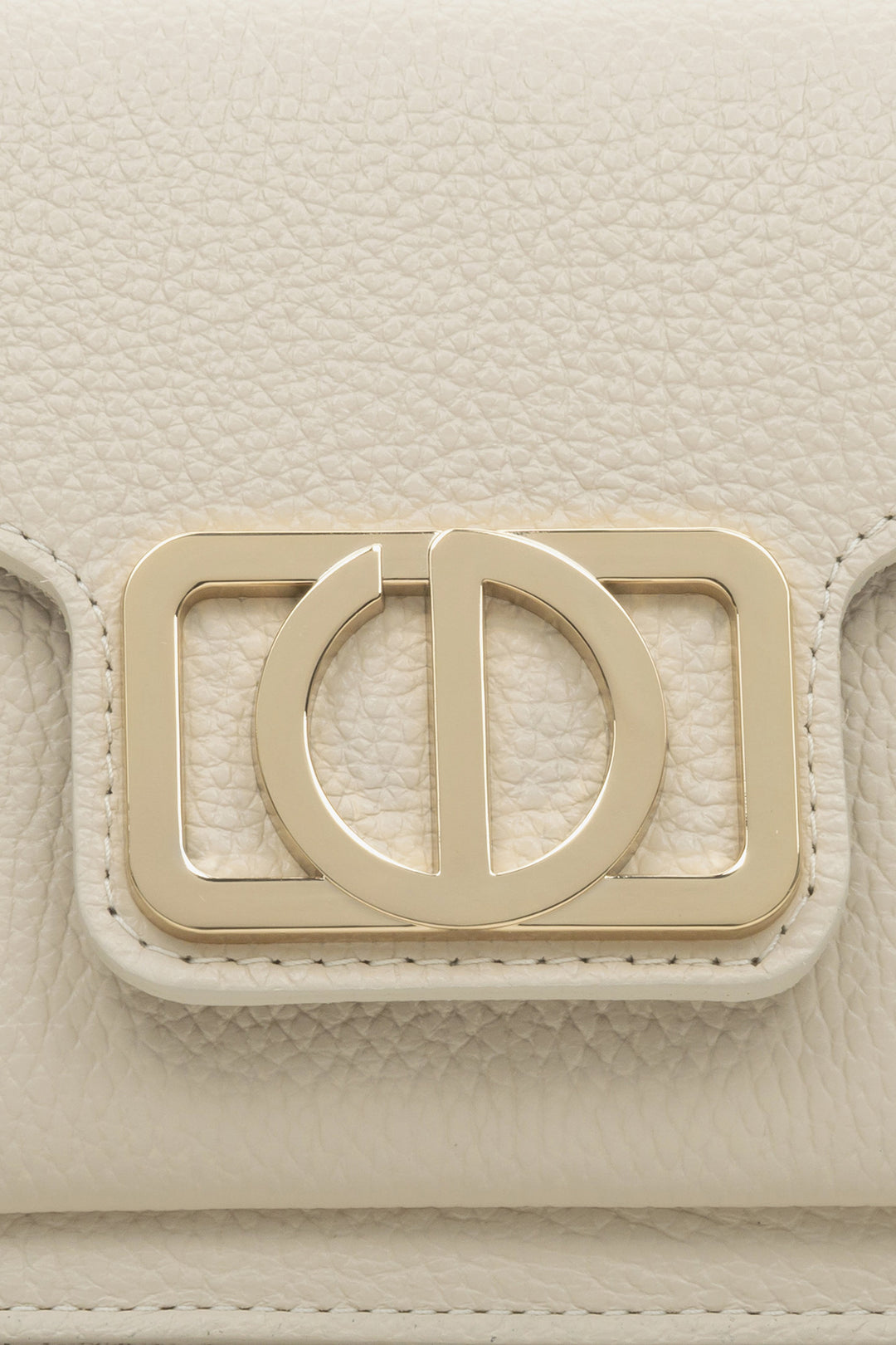 Women's milky-beige shoulder bag made of Italian genuine leather by Estro - close-up on the details.