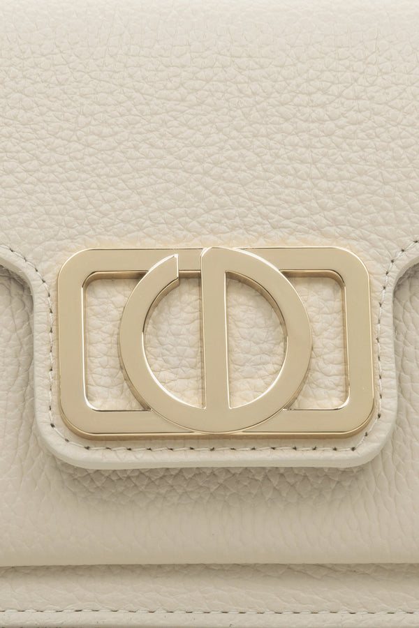 Women's milky-beige shoulder bag made of Italian genuine leather by Estro - close-up on the details.