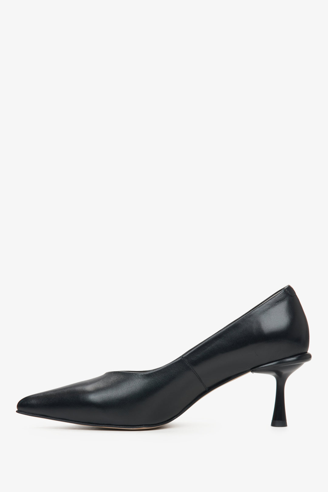 Women's black leather pumps by Estro - shoe profile.