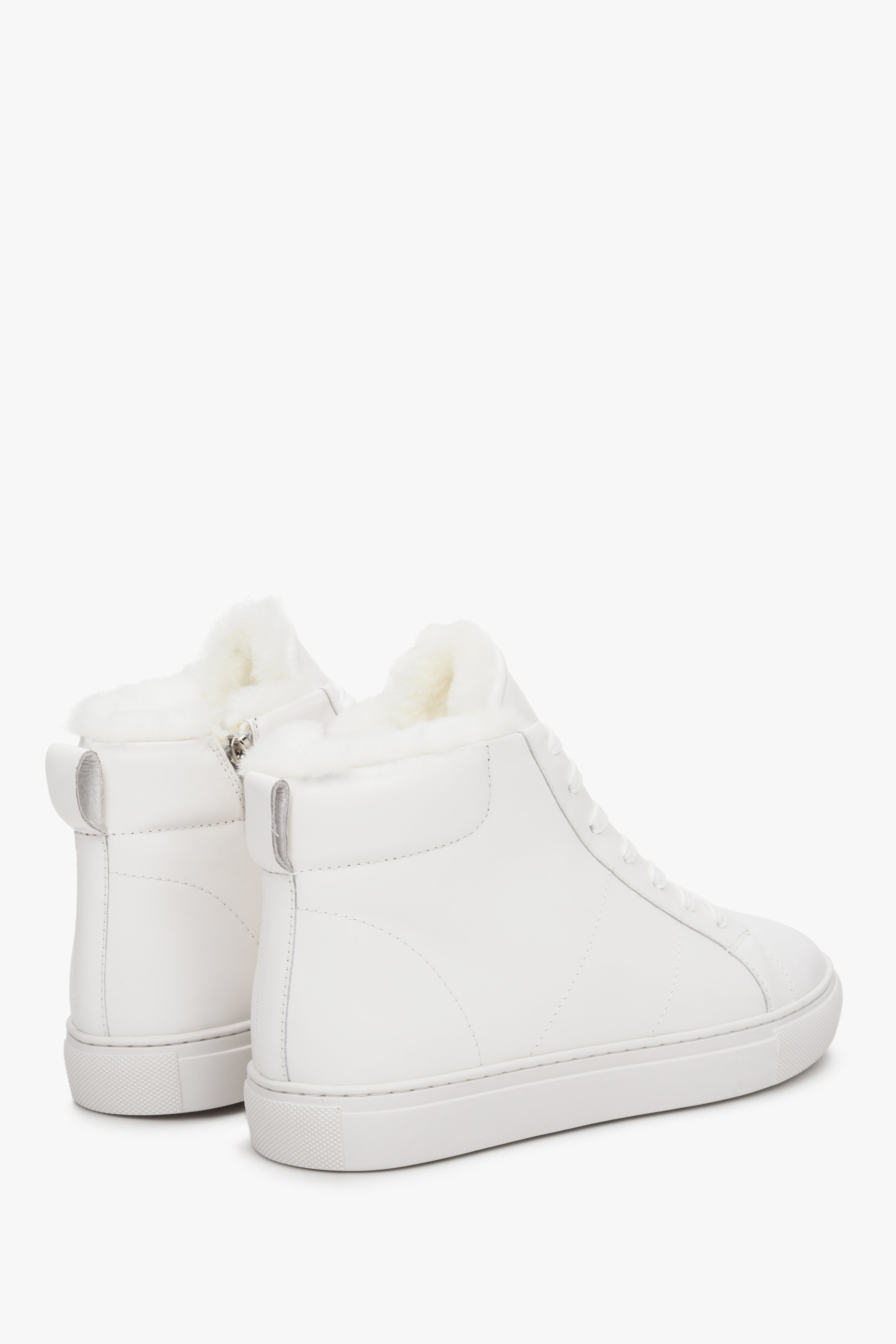 Estro women's winter sneakers - back part of the shoe in white.