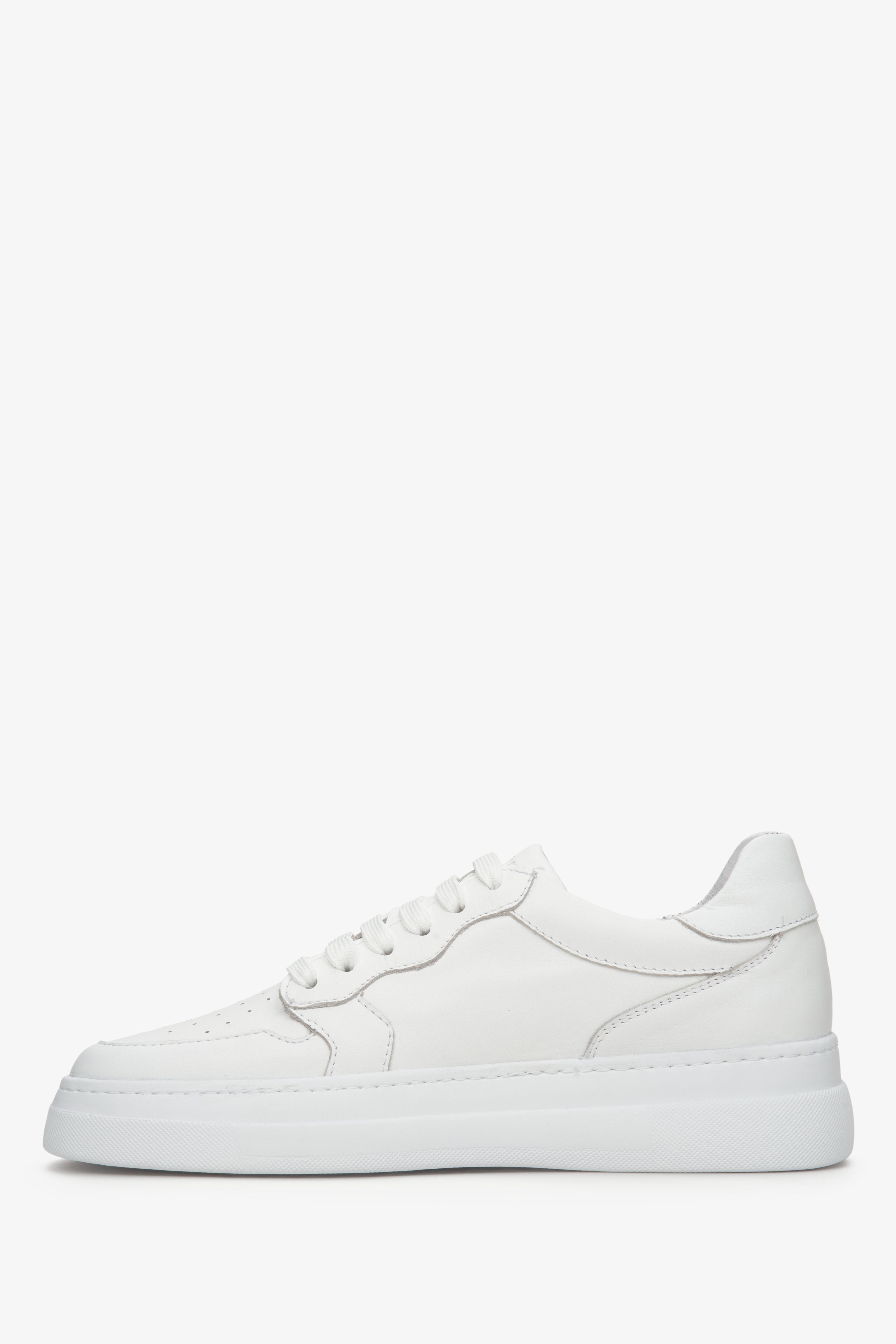 Women's Estro leather sneakers in white with lacing for summer - shoe profile.