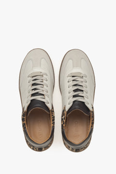 Estro leather women's beige sneakers - model presentation from above.