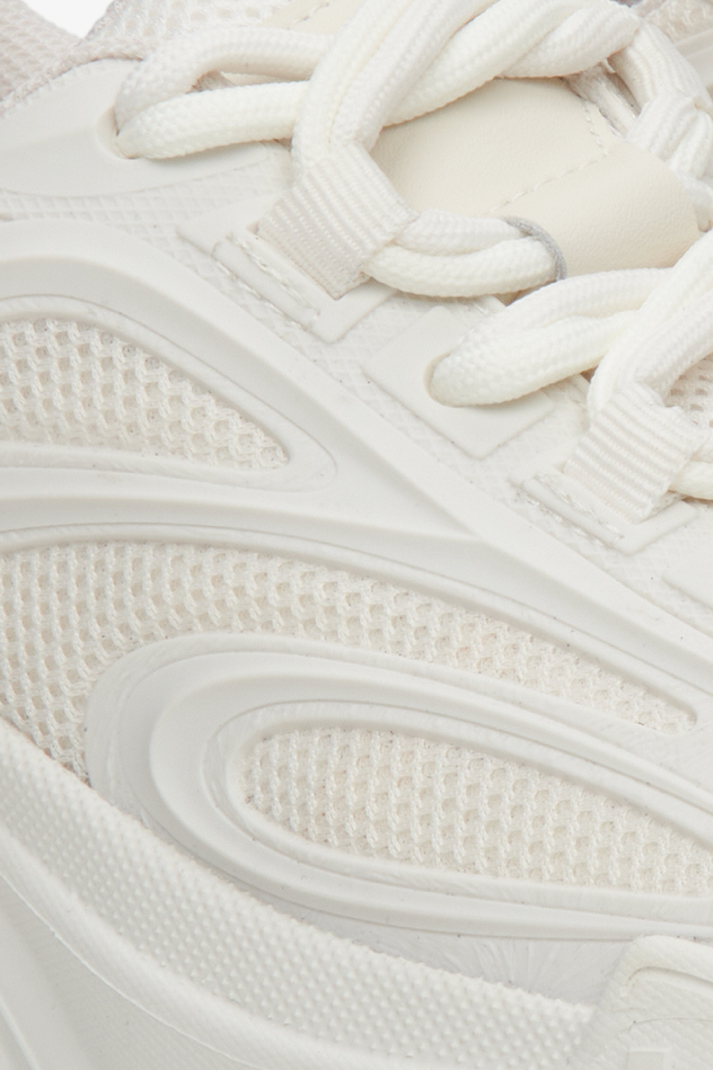 Light beige women's chunky platform sneakers ES 8 - a close-up on details.