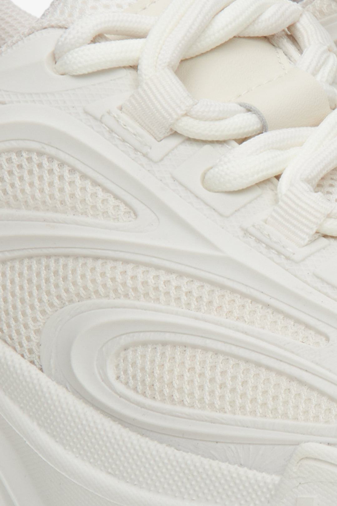 Light beige women's chunky platform sneakers ES 8 - a close-up on details.