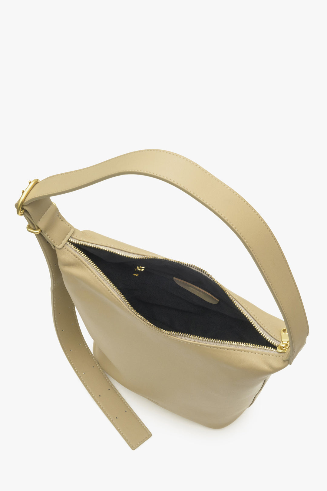 Women's beige leather Estro handbag - close-up on the interior of the model.