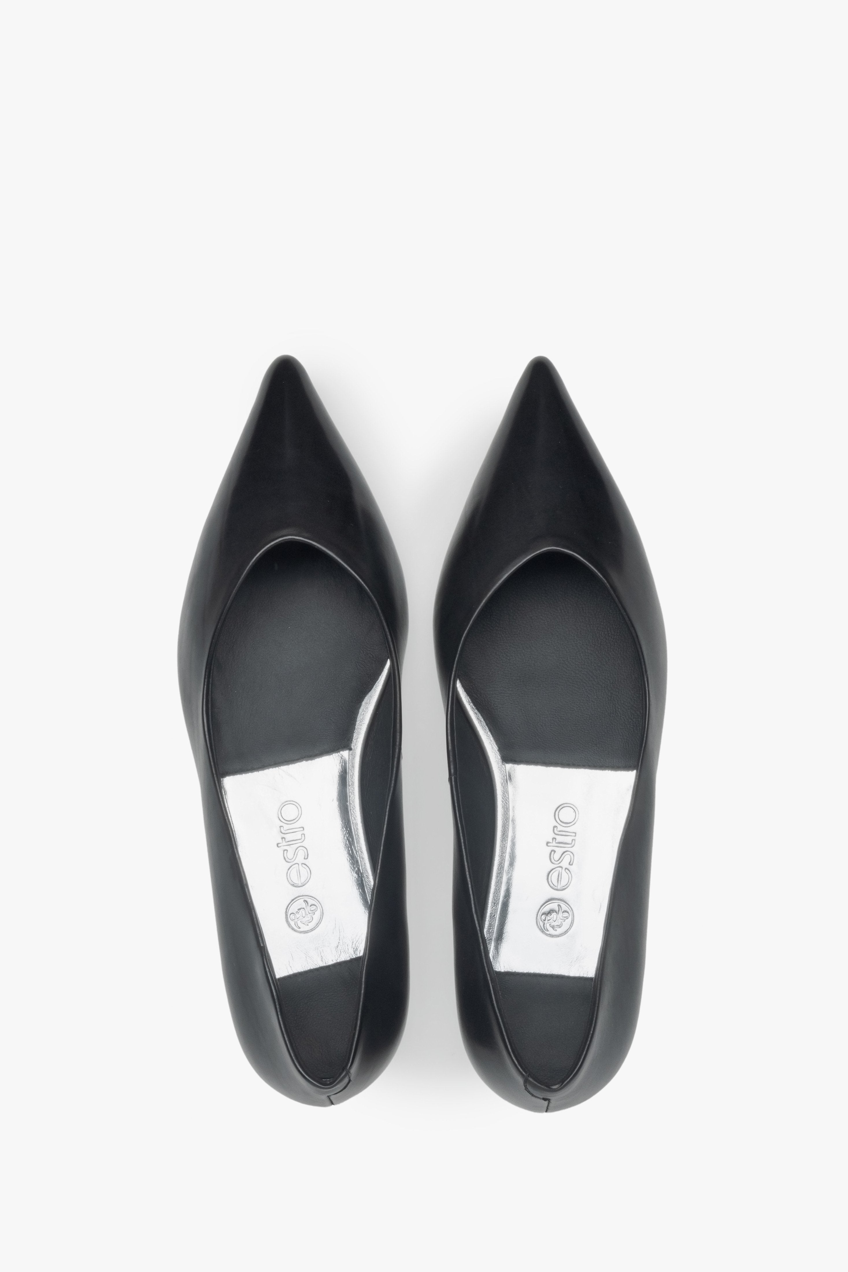 Estro women's black ballet flats with pointed toes - top view presentation.