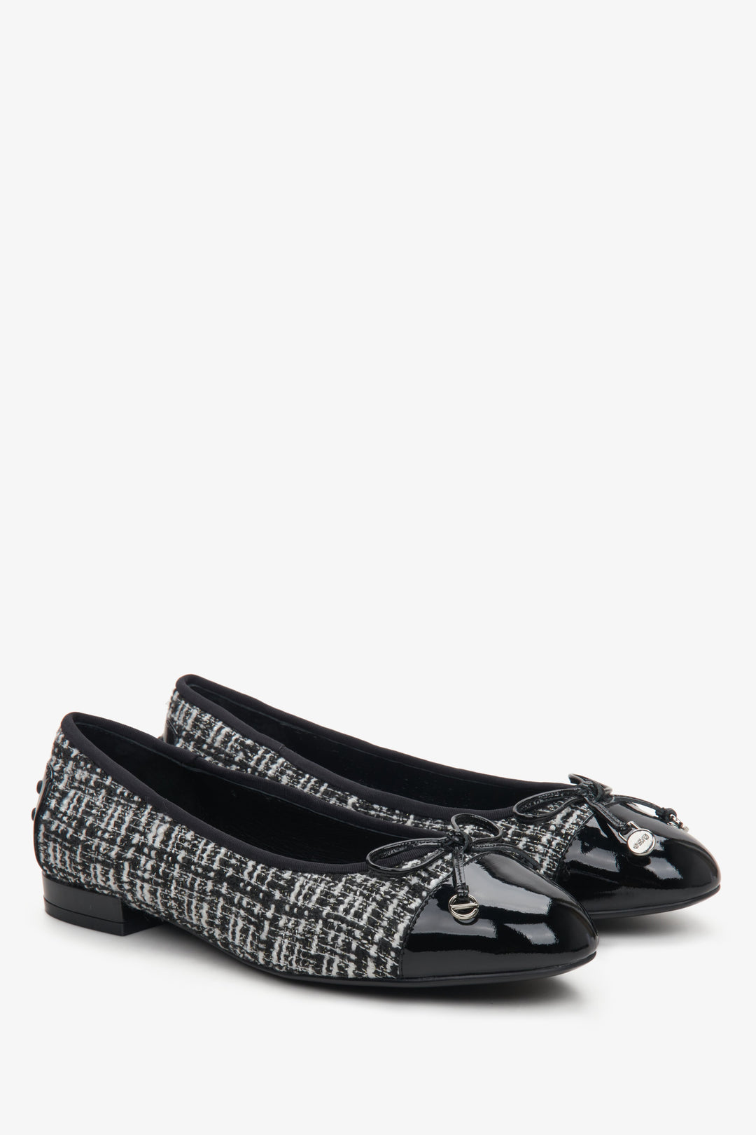 Women's black and white ballet flats made of combined materials with a bow by Estro.