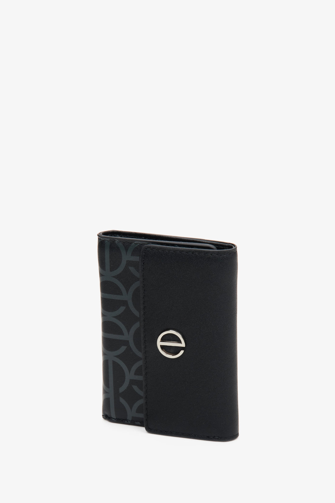 Medium-sized women's black leather wallet by Estro.