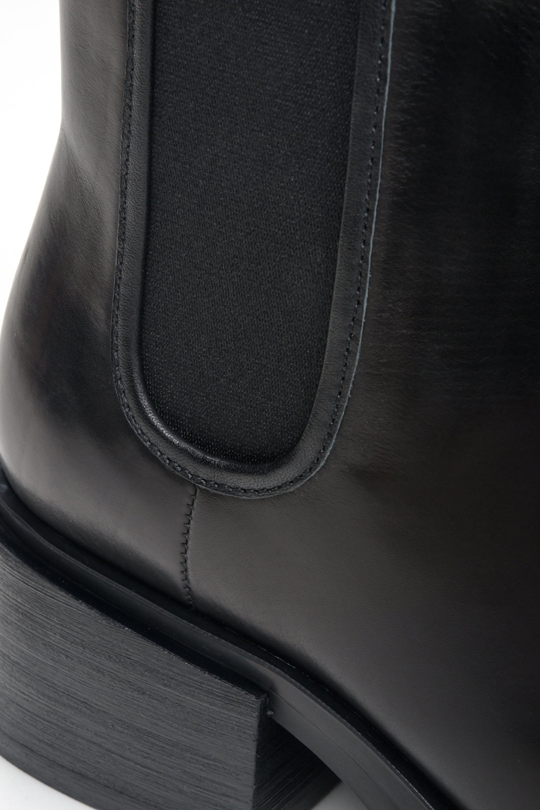 Black low-heeled ankle boots Estro - a close-up on details.