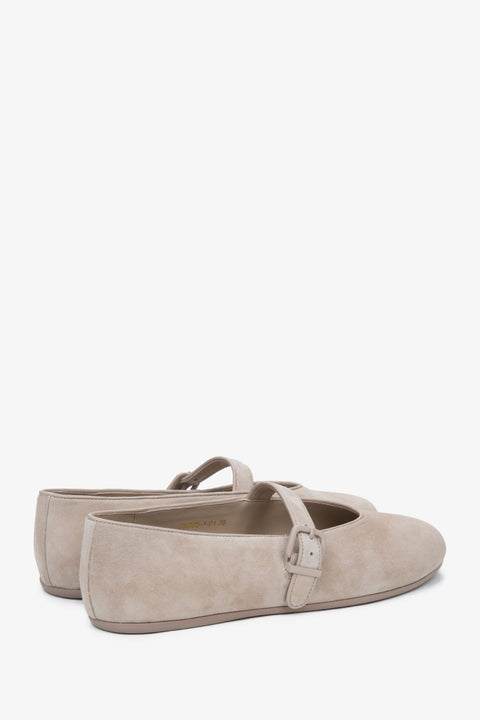 Subtle and feminine light beige women's ballet flats by Estro, made of genuine velour.