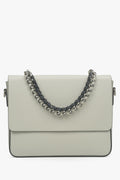 Women's Light Beige Chain Strap Shoulder Bag made of Premium Italian Leather Estro ER00115034.