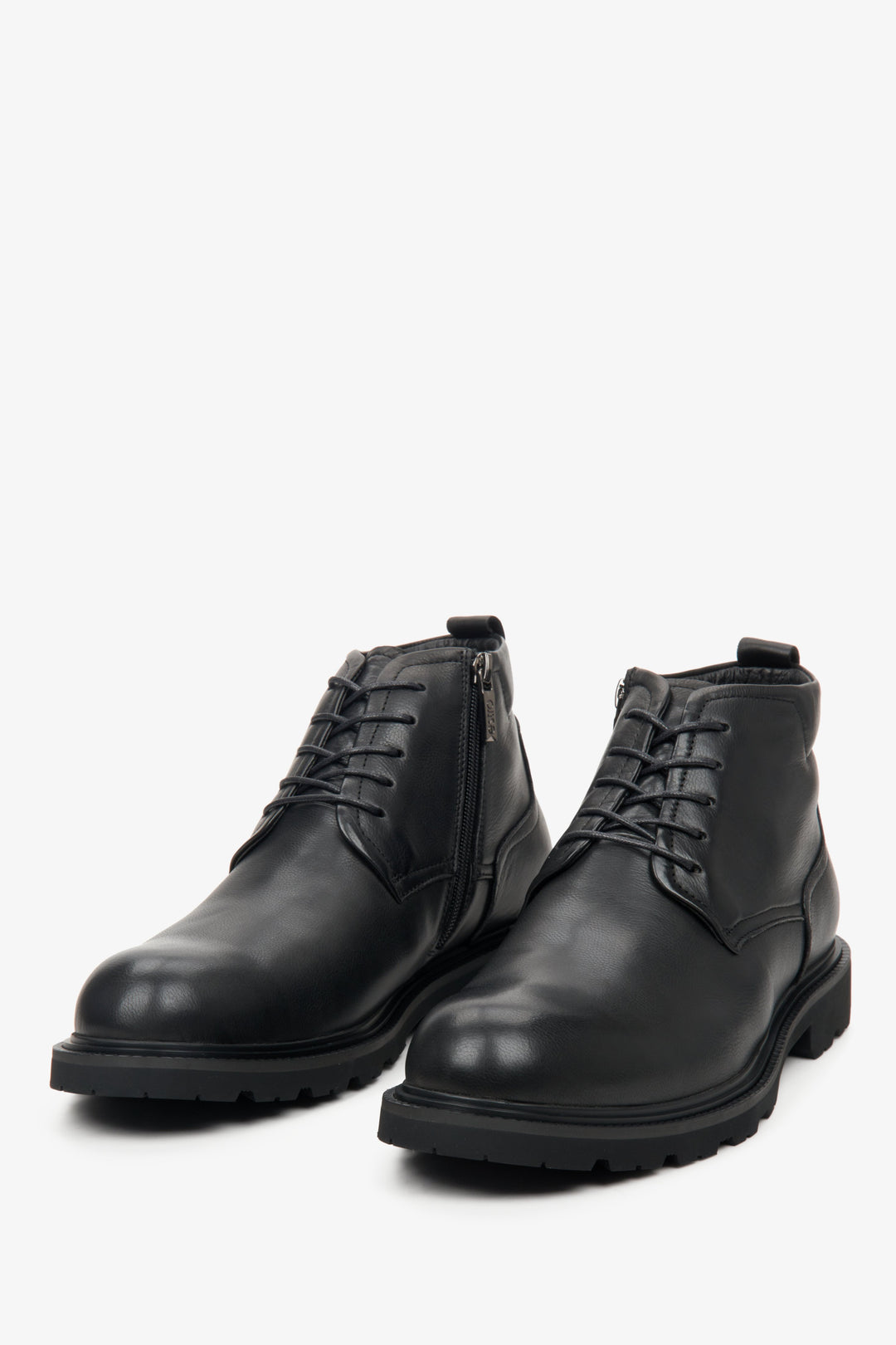 Black men's leather winter boots by Estro - close-up on the toe.