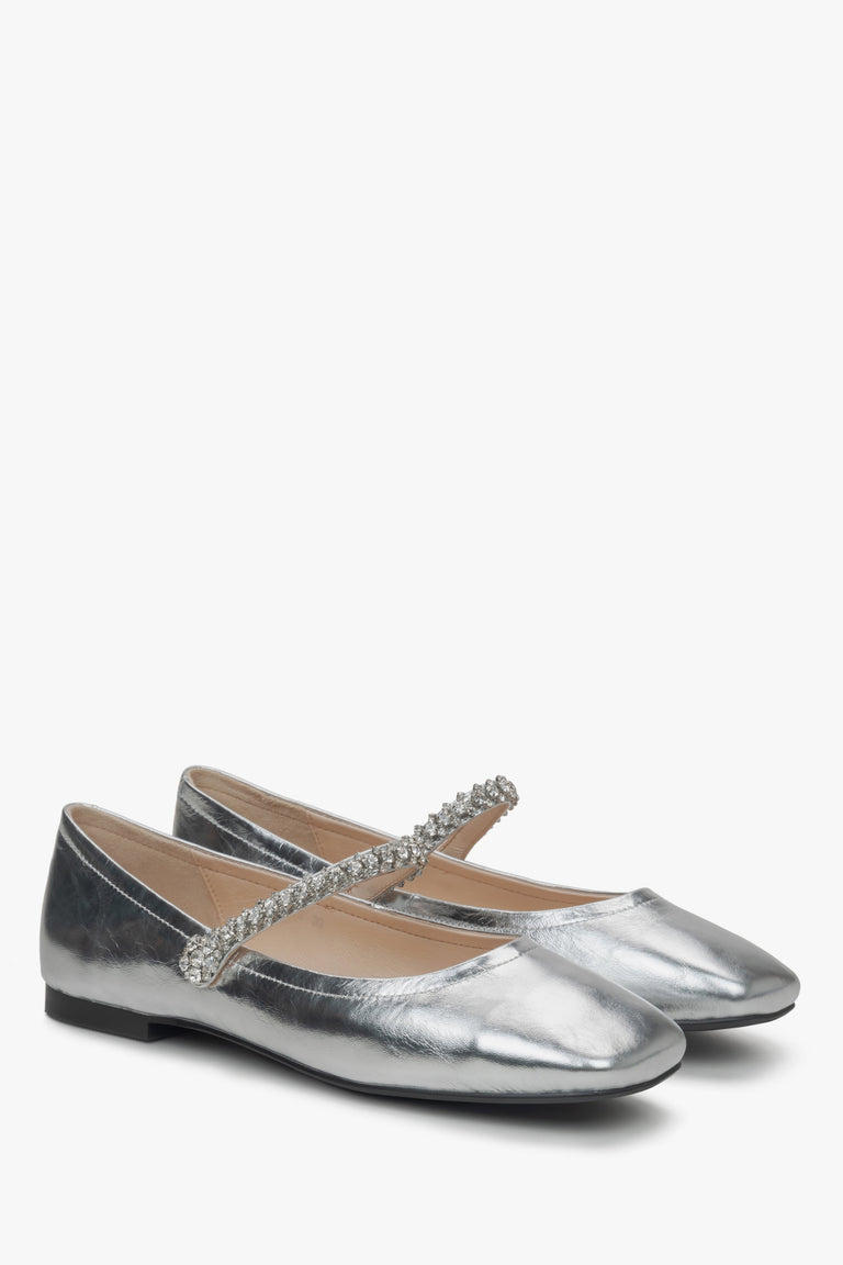 Estro women's silver ballet flats with decorative buckle.