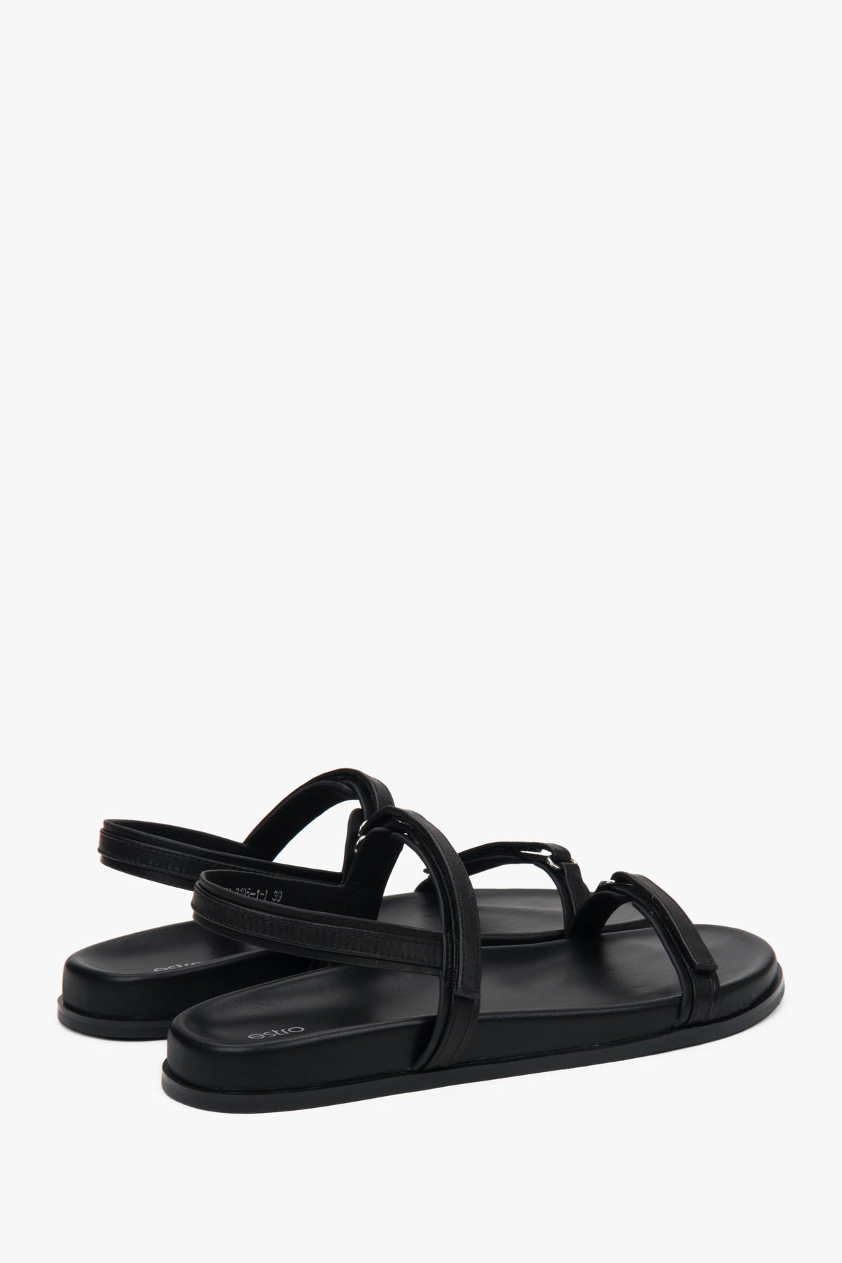 Black Estro women's sandals with thin straps and soft lining, perfect for summer, with a flexible sole that ensures freedom of movement.