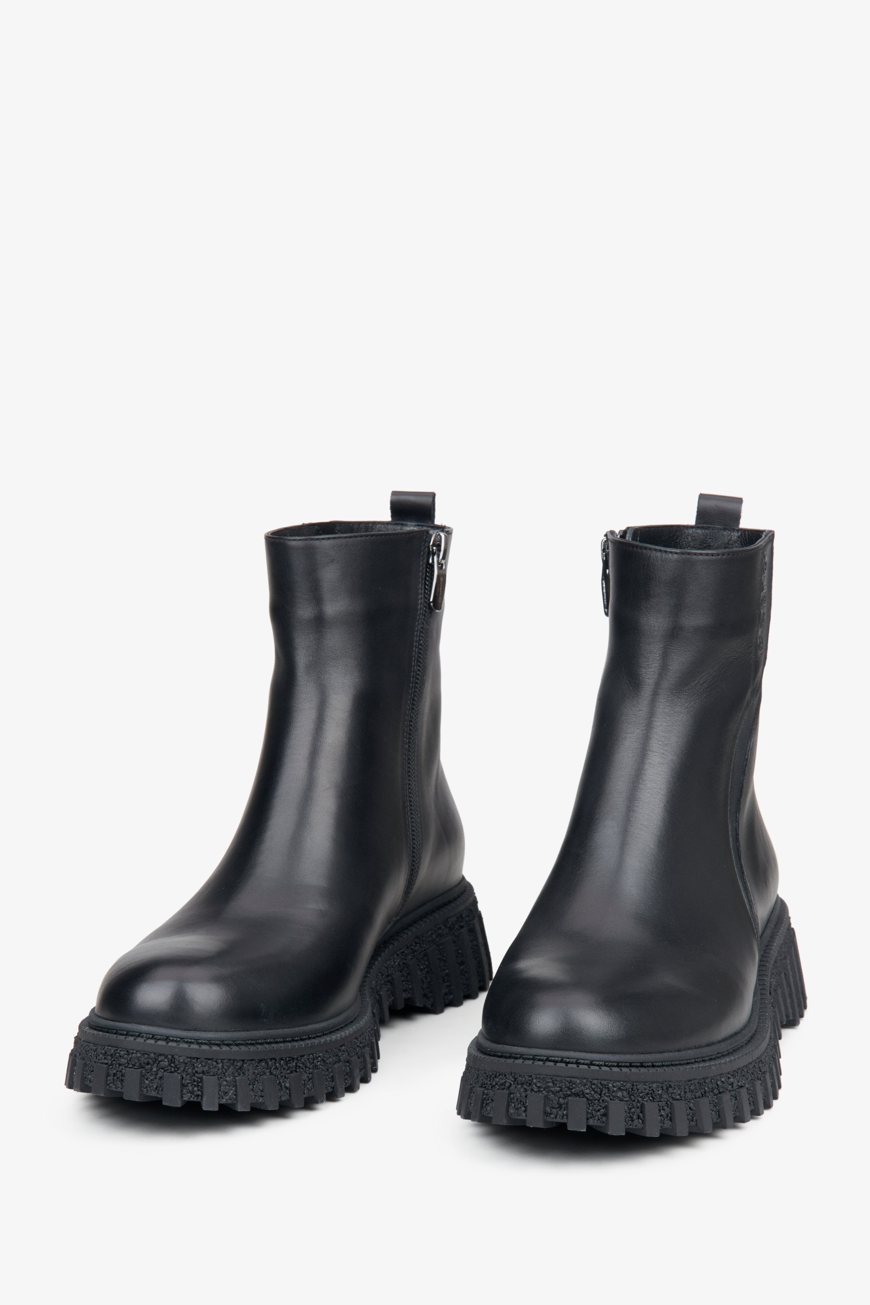 Women's black ankle boots Estro - presentation of the shoe toeline.