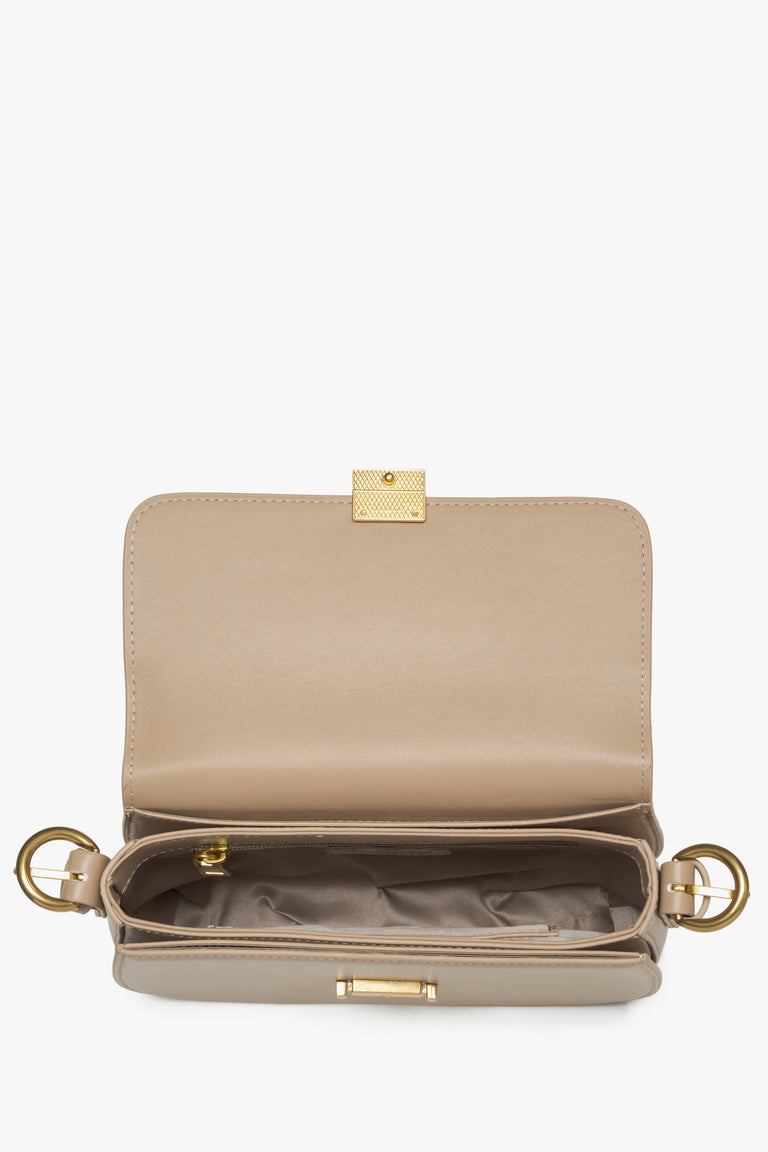 Women's small beige leather bag by Estro - close-up of the interior.