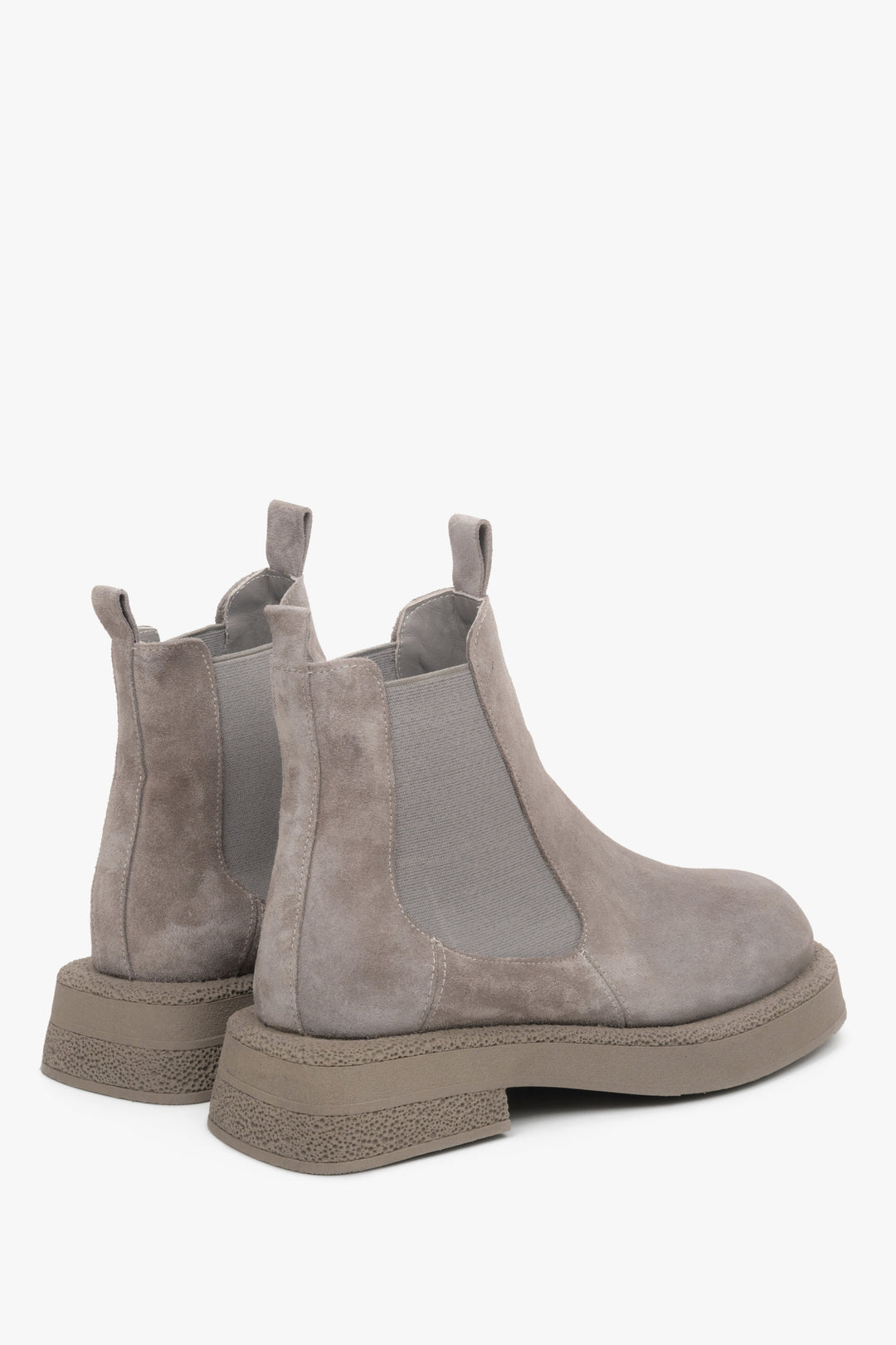 Women's genuine suede Chelsea boots in grey Estro - a close-up on heel counter.