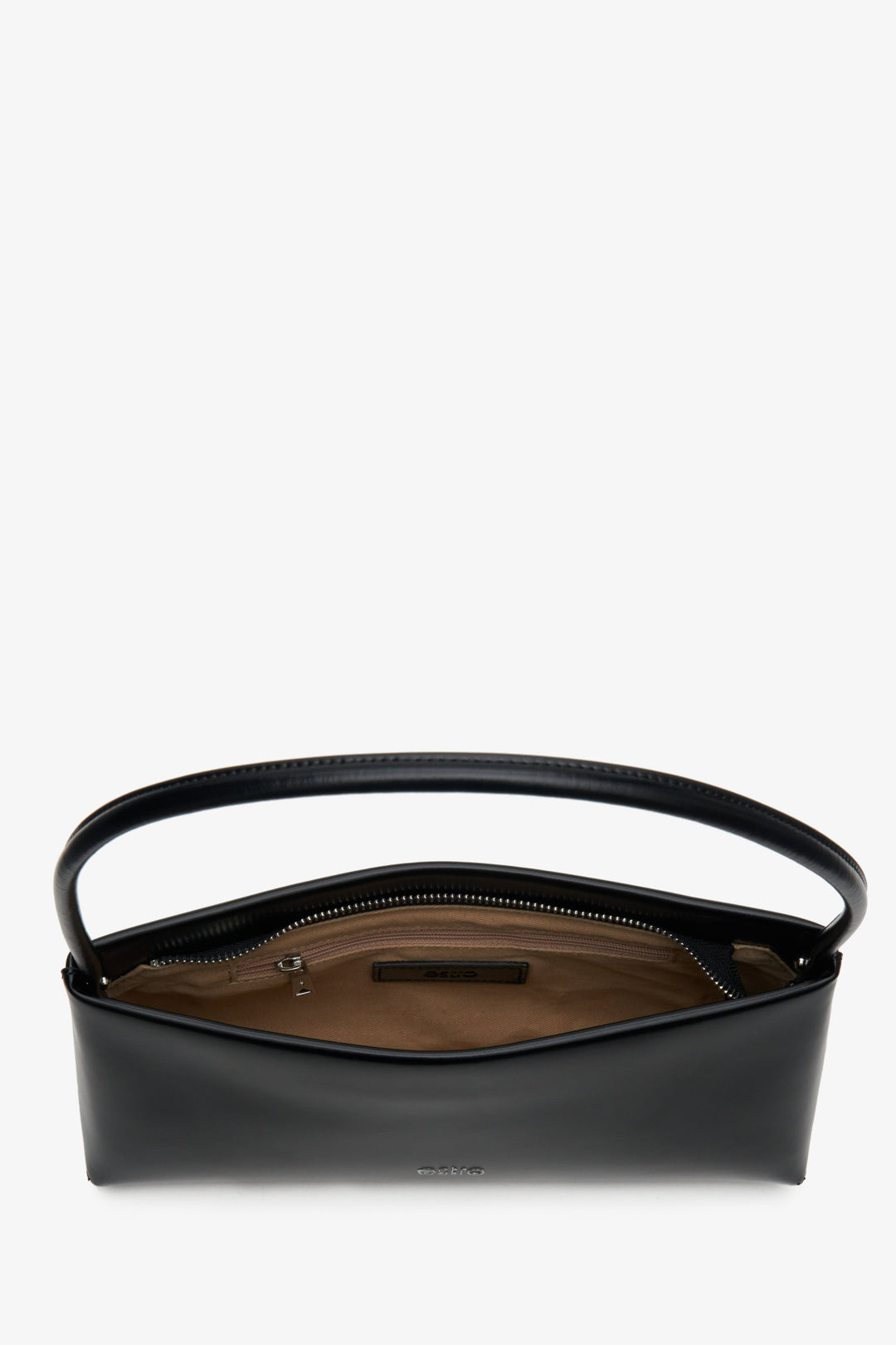 Women's black leather handy bag - presentation of the main compartment.