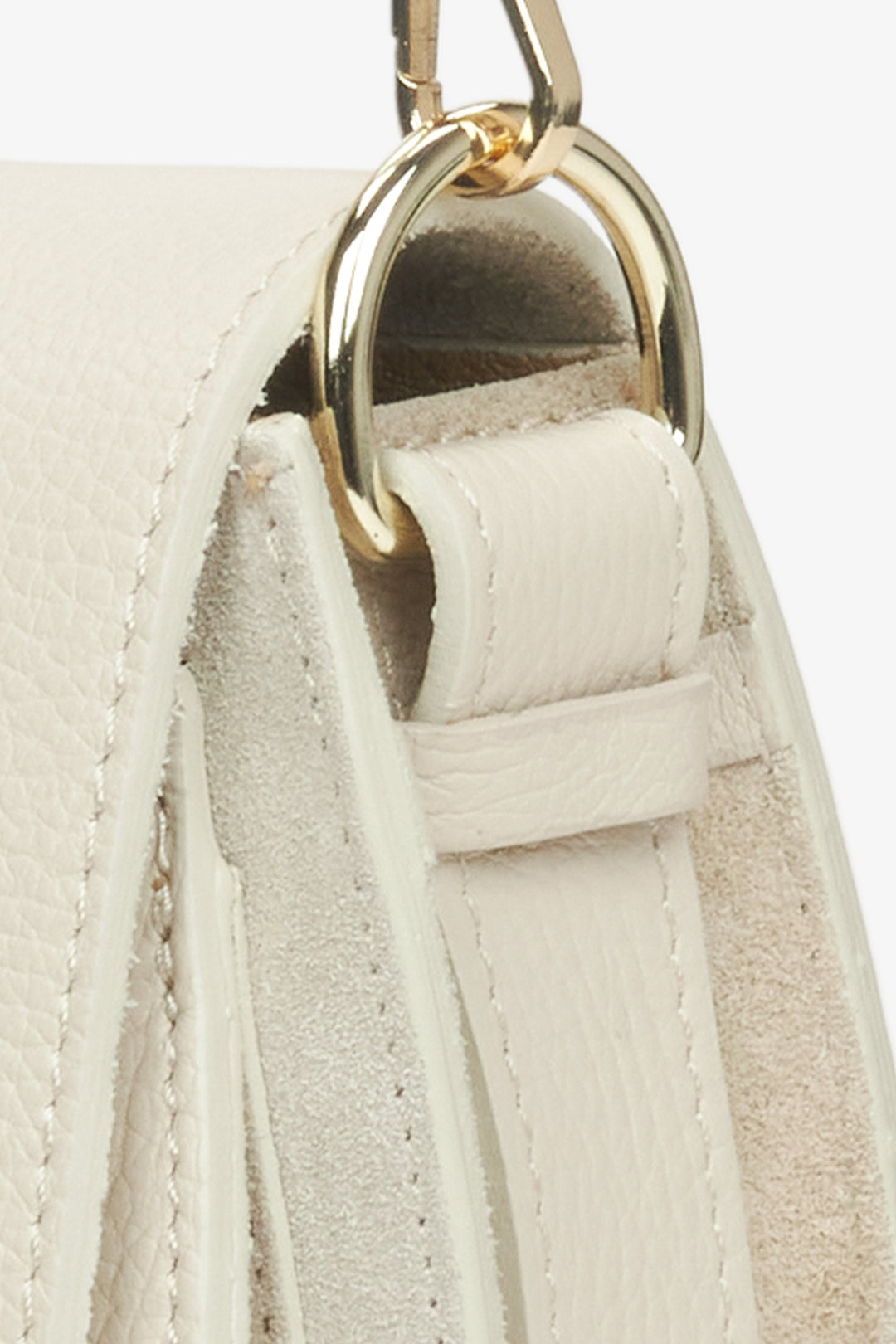 Women's cream beige handbag Estro - a close-up on details.