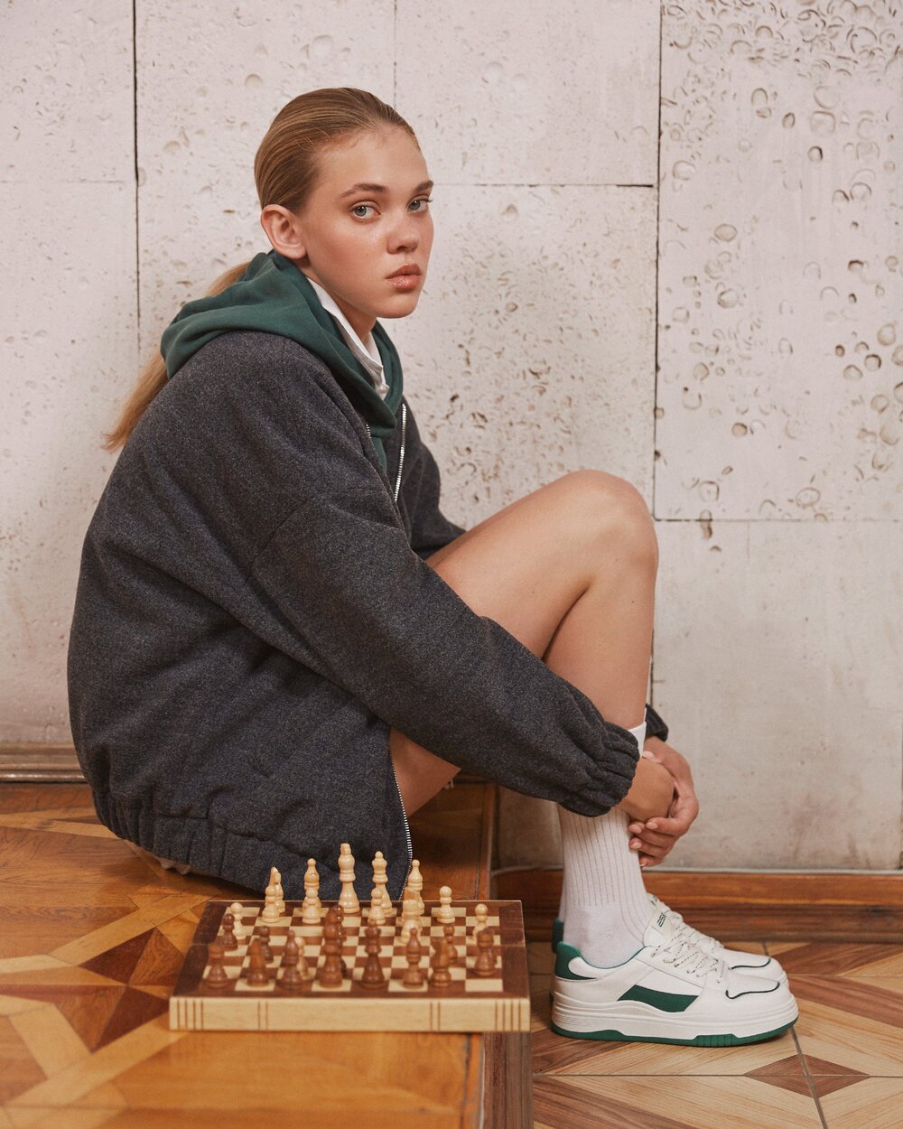 Sophisticated women's white and green leather sneakers ES8 - presentation on a model.