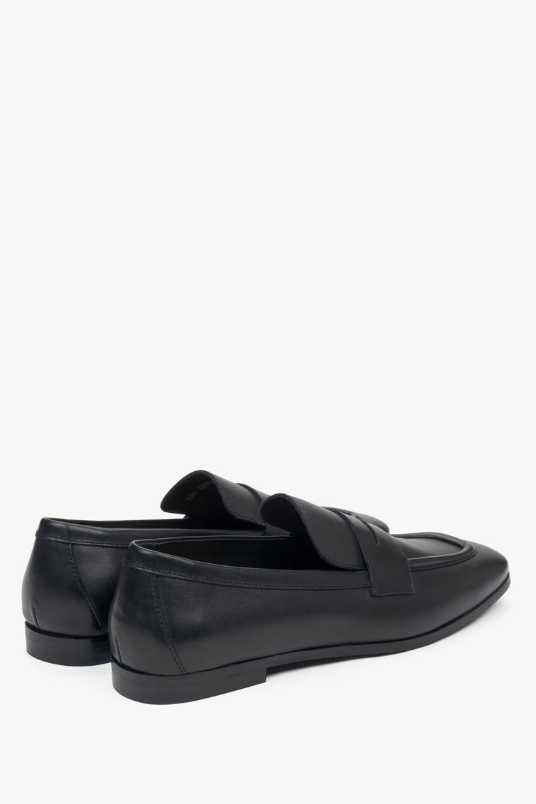 Women's black leather loafers by Estro - close-up of the heel.