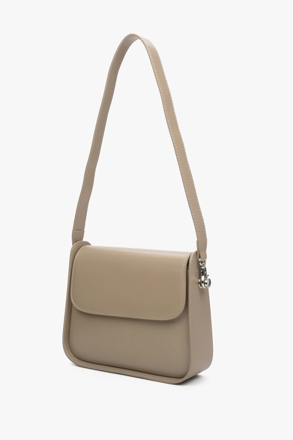 Women's sand beige shoulder bag by Estro made of genuine leather.