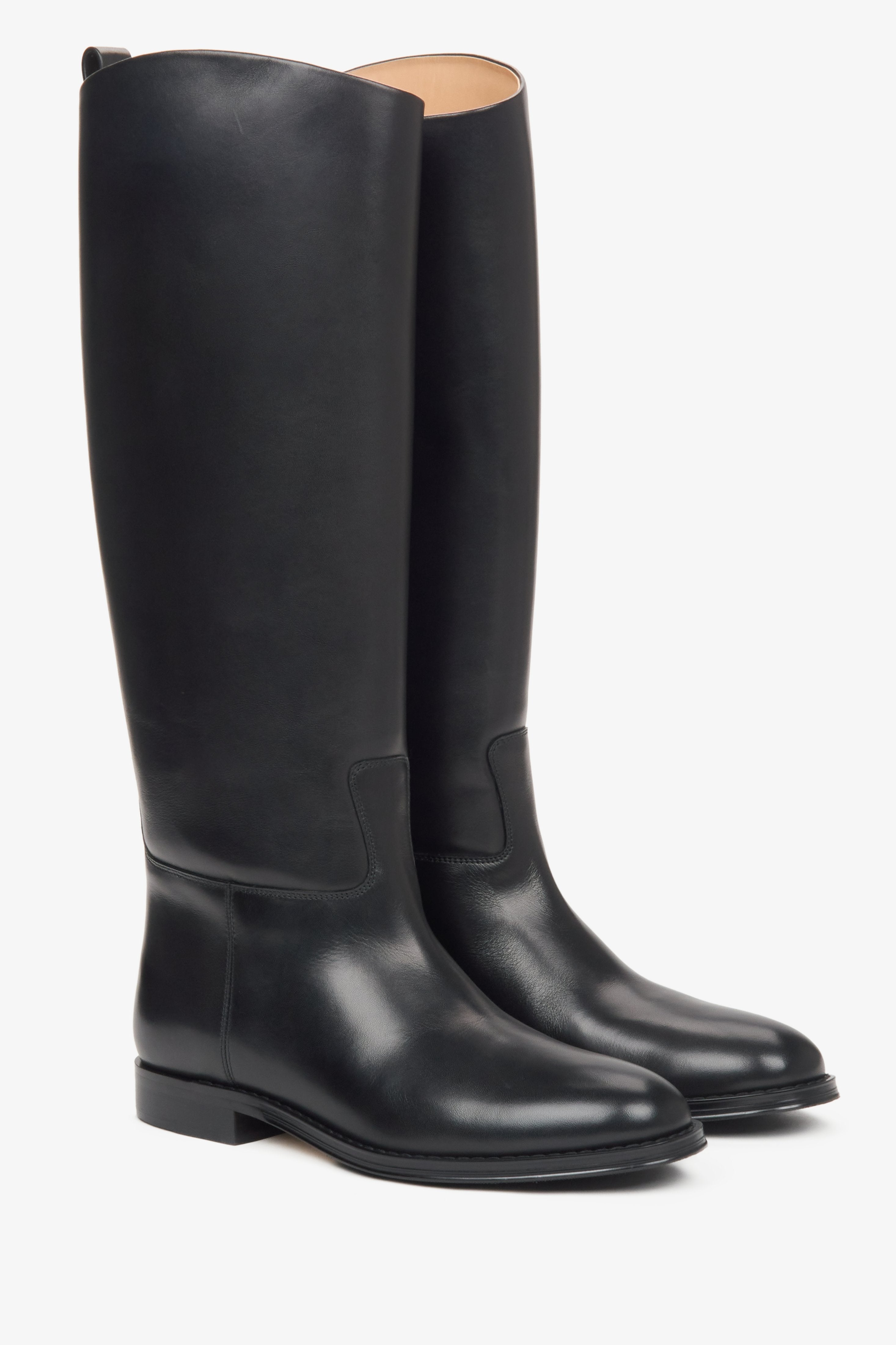 Women's black knee-high boots with a wide shaft made of genuine leather Estro - close-up of the shaft and side line of the boots.