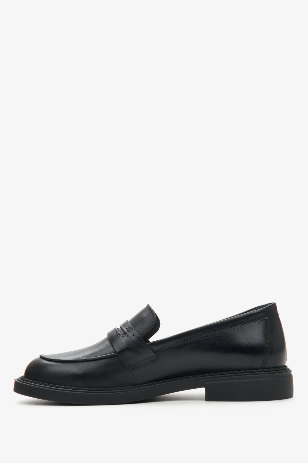 Estro women's black loafers made of genuine leather - side profile of the shoe.