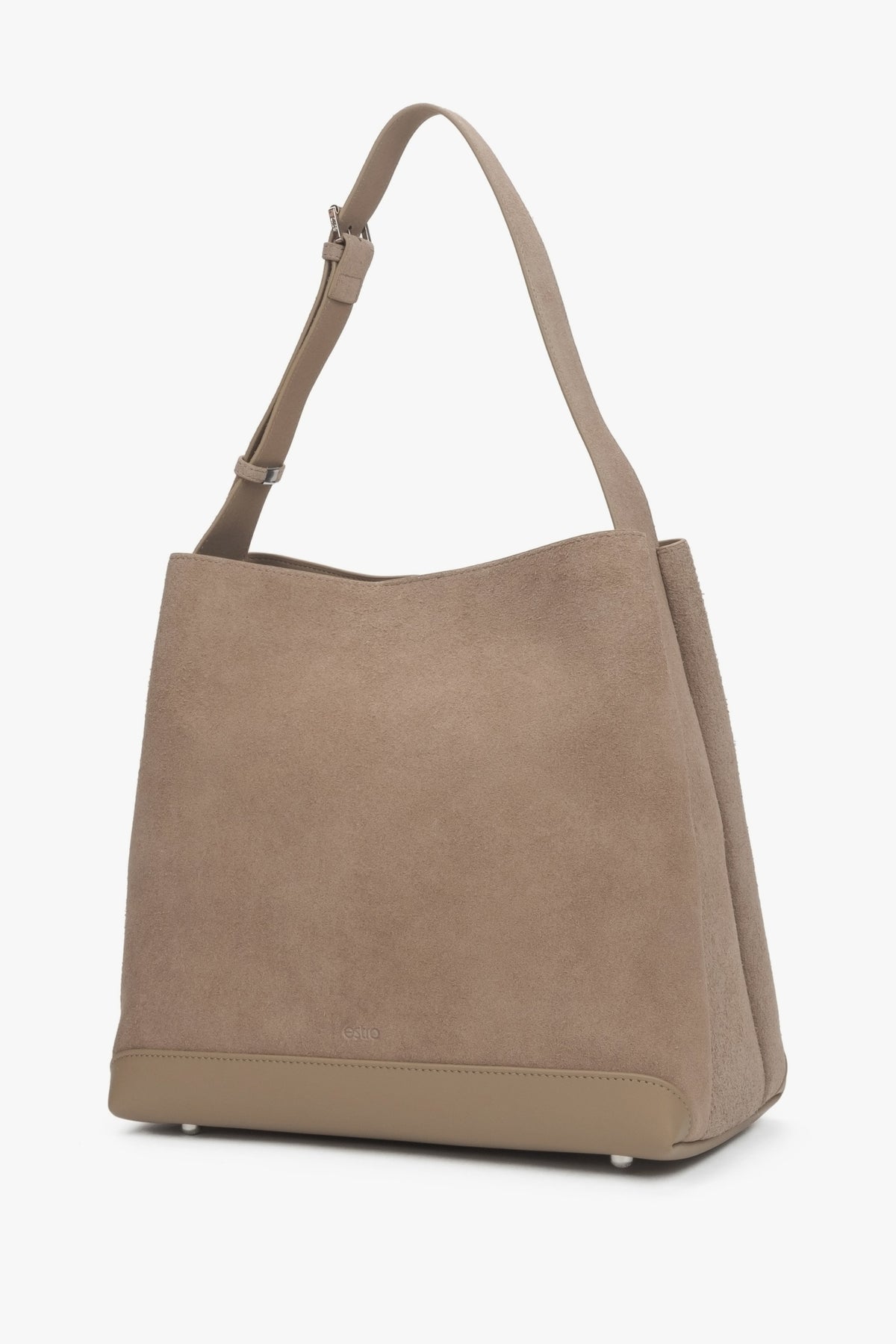 An elegant shoulder bag by Estro, in a classic beige colour, made of high-quality genuine velour.