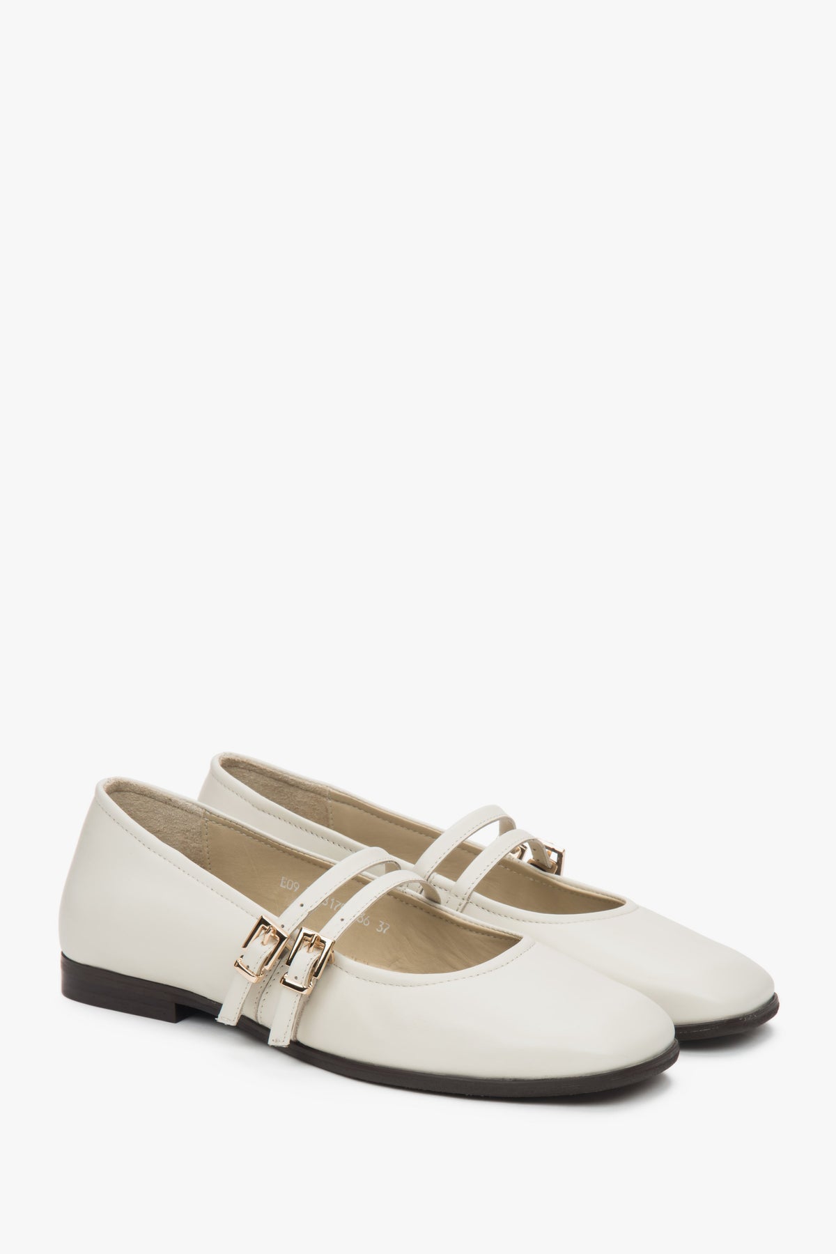 Estro women's white leather ballerinas with a buckle.