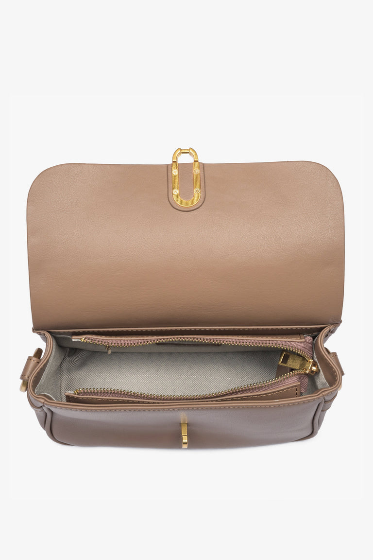 Women's handbag in brown made of genuine leather by Estro - close-up on the interior view