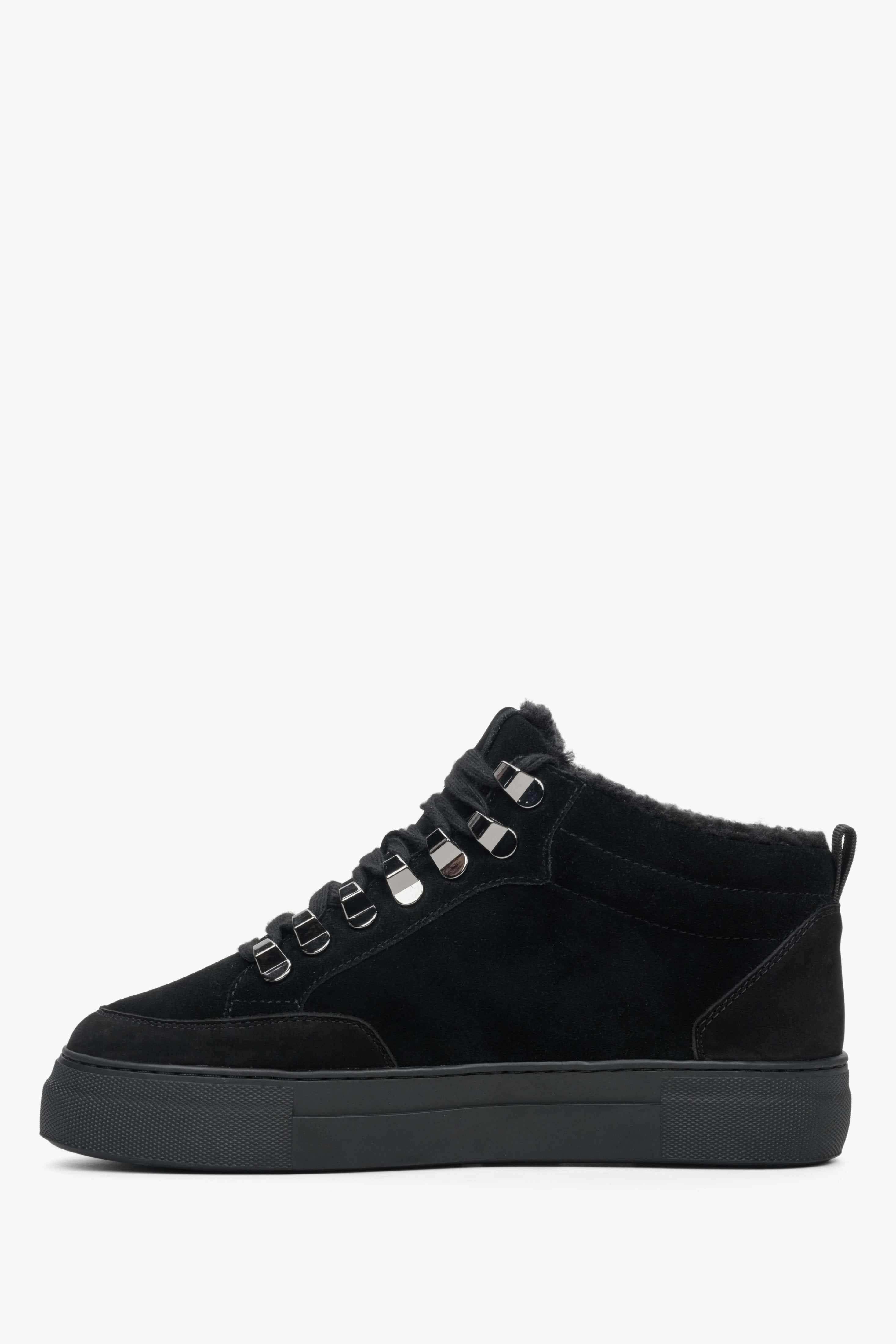 Women's black nubuck winter sneakers by Estro - presentation of the shoe profile.