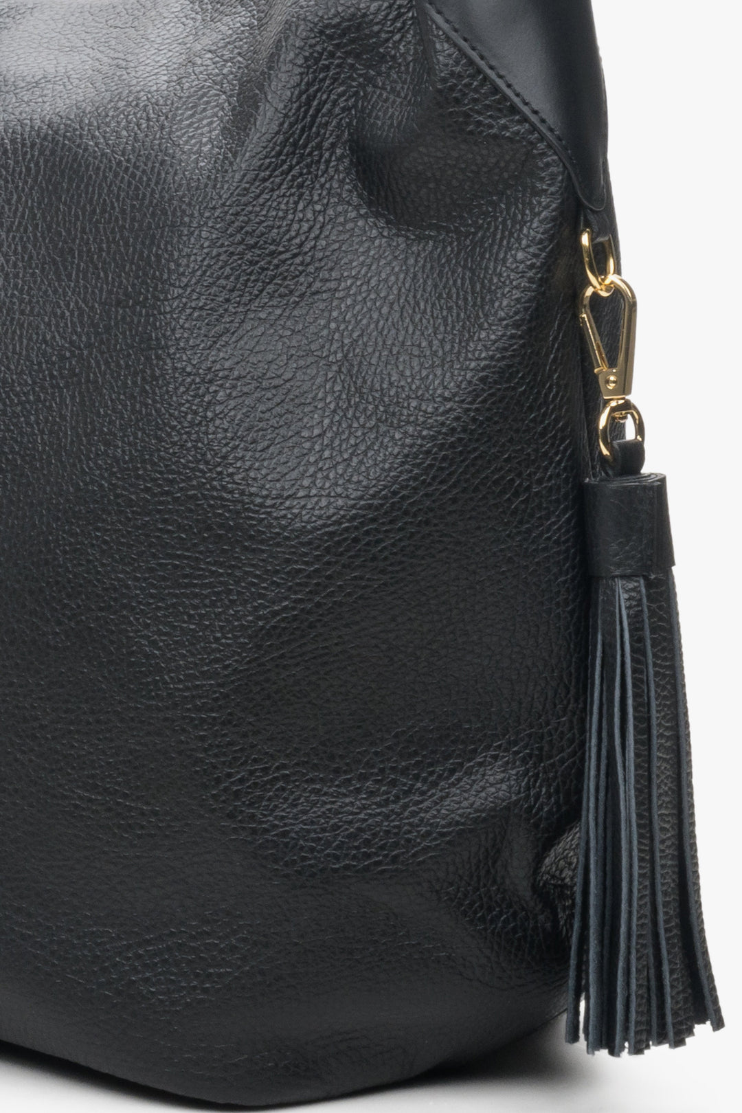 Women's black bag by Estro in genuine leather - close-up on details.