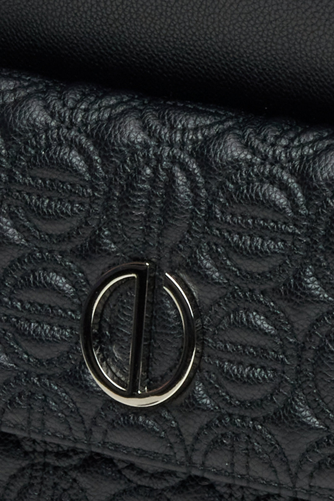 Black leather women's backpack by Estro - close-up on the details.