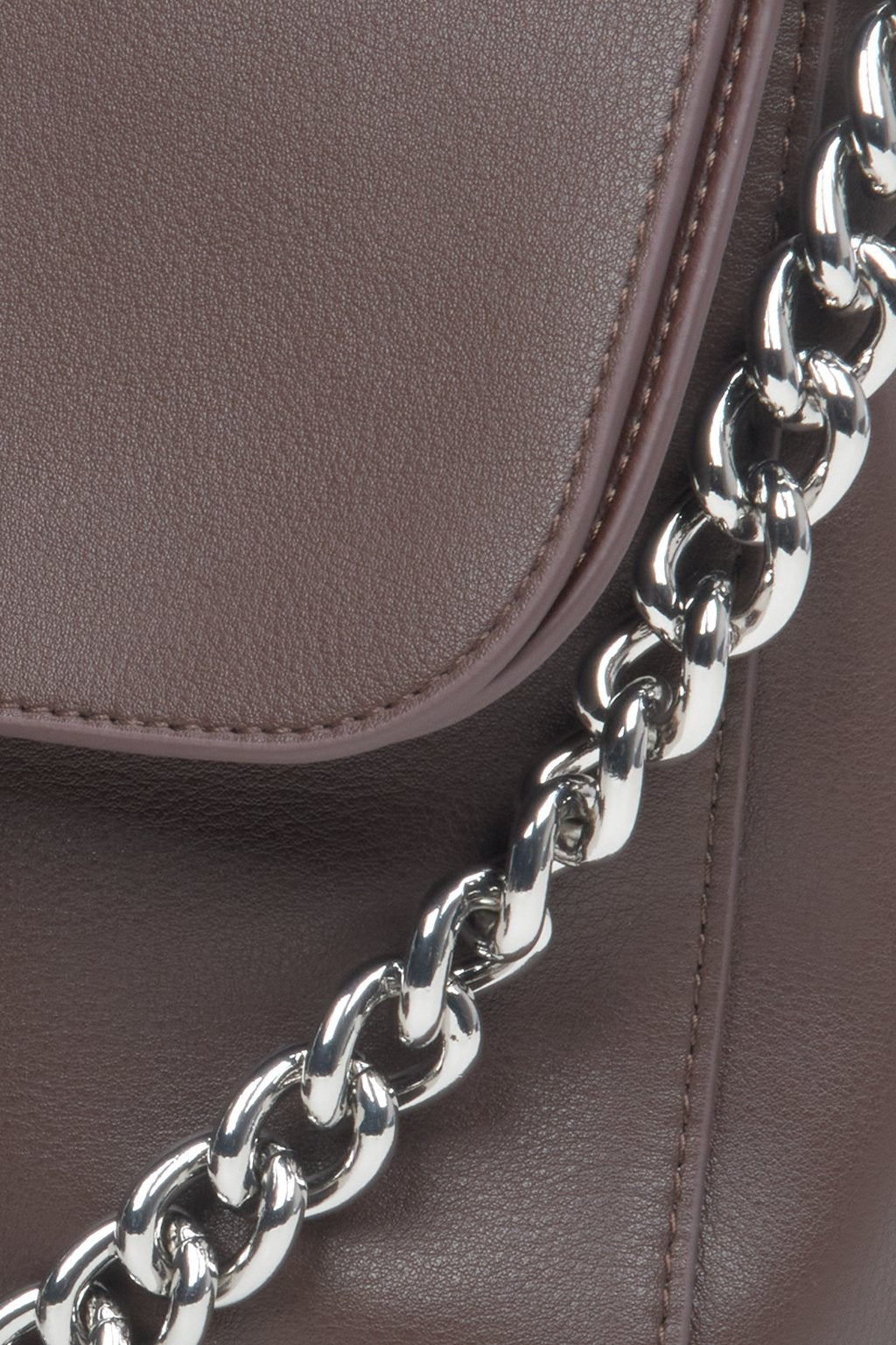 Women's dark brown handbag made of genuine leather Estro with a chain - close-up of the interior of the model.