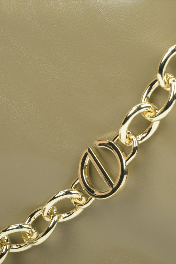 Women's olive leather handbag with chain by Estro - close-up on the detail.