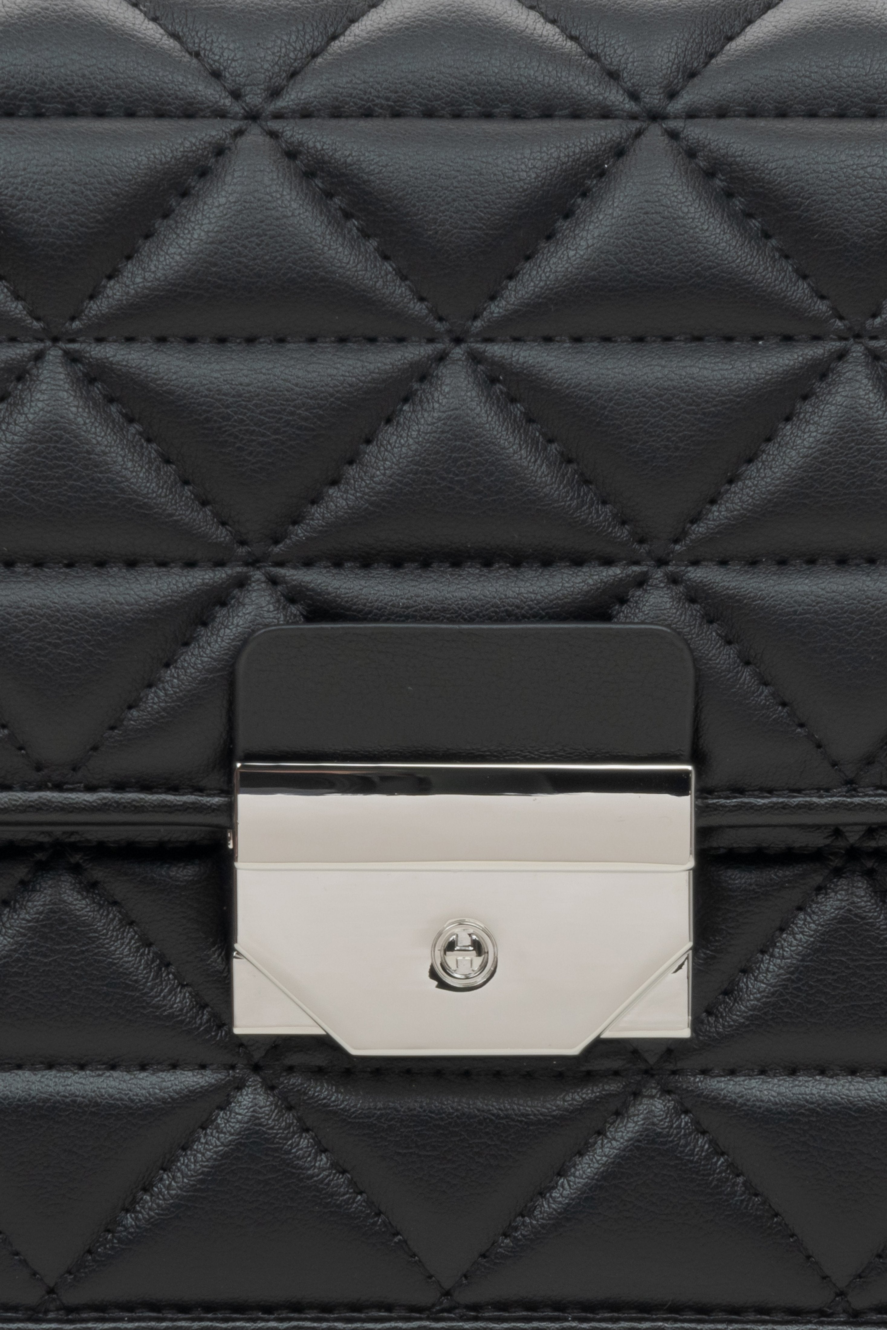 Estro black quilted women's leather bag - close-up on the details.