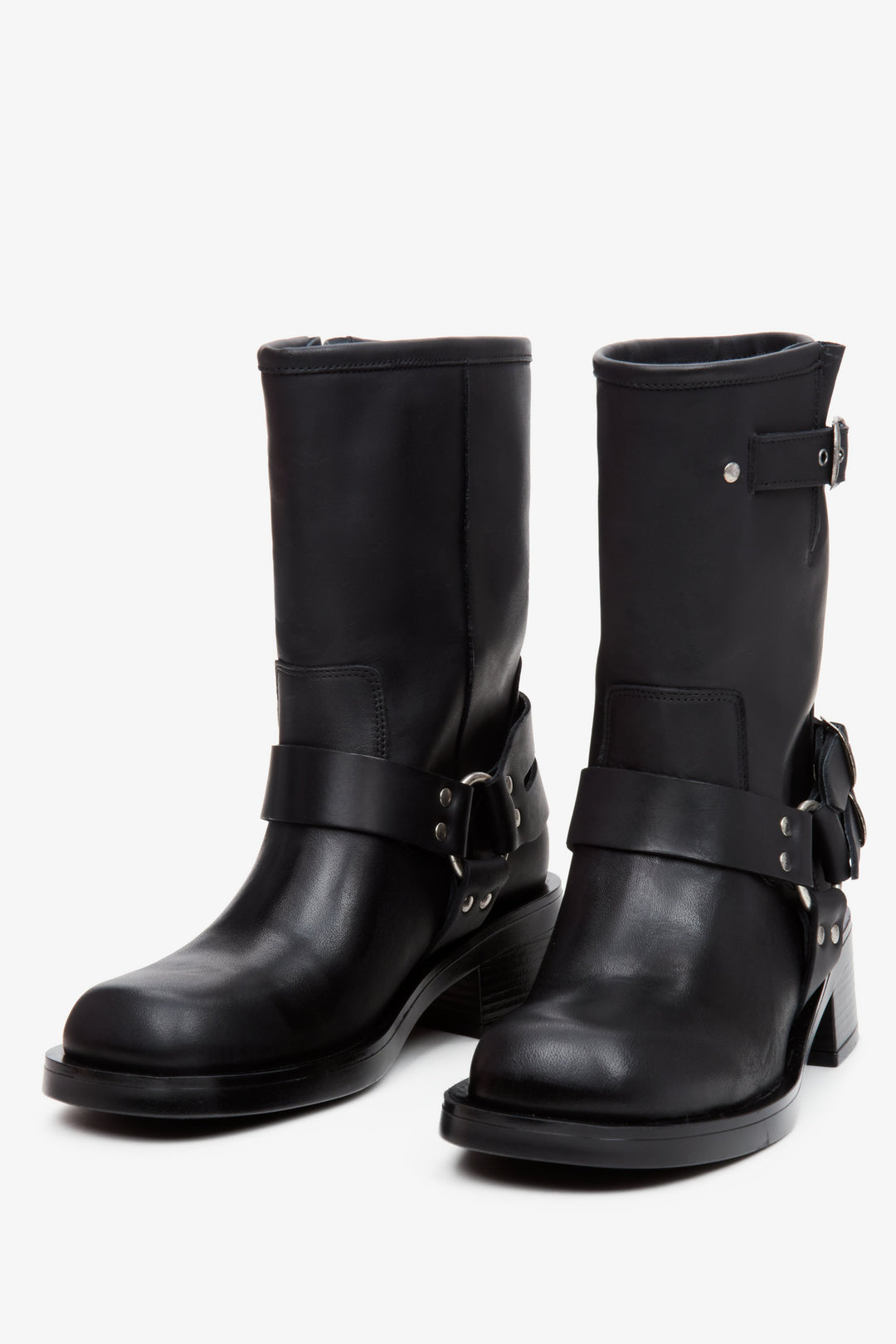 Women's boots made of Italian genuine leather by Estro - front view presentation of the model.