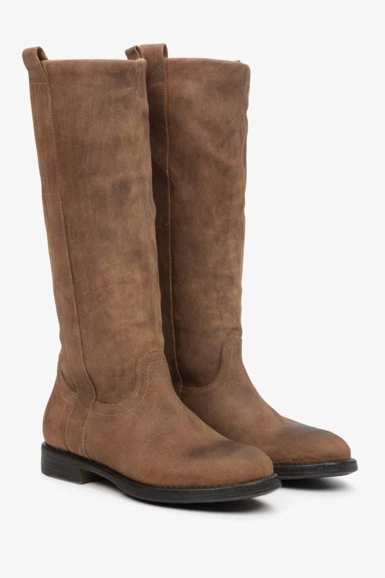 High women's boots made of brown velour by Estro.