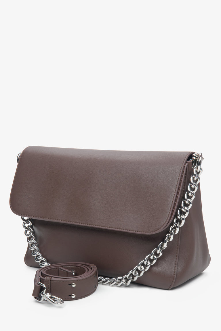 Women's crossbody bag made of genuine leather by Estro with a chain.