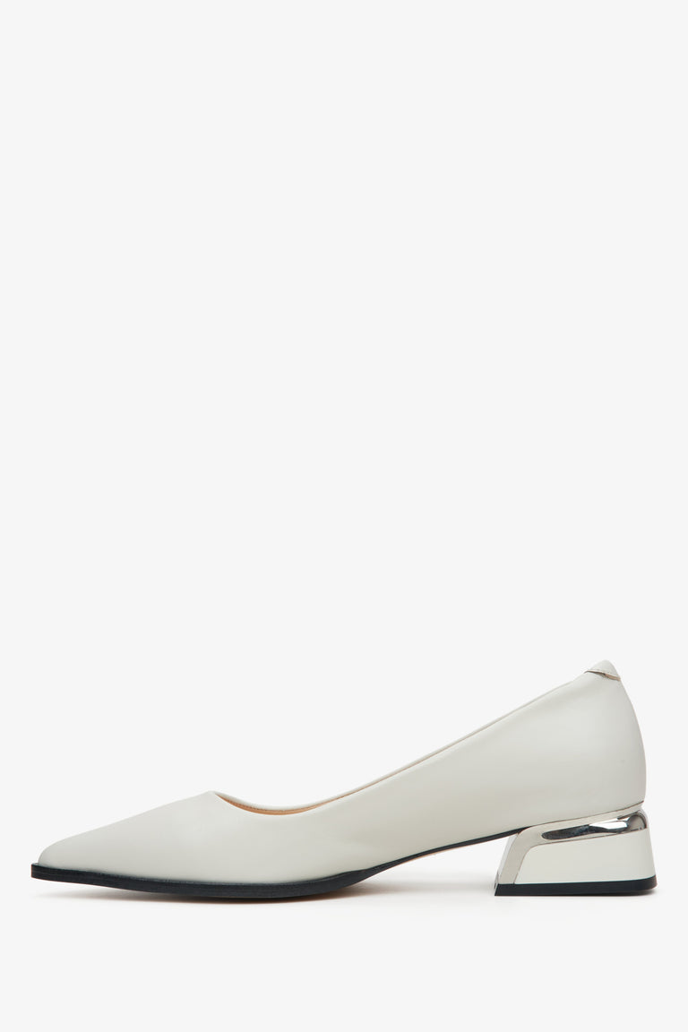 Women's light beige pumps by Estro - shoe profile.