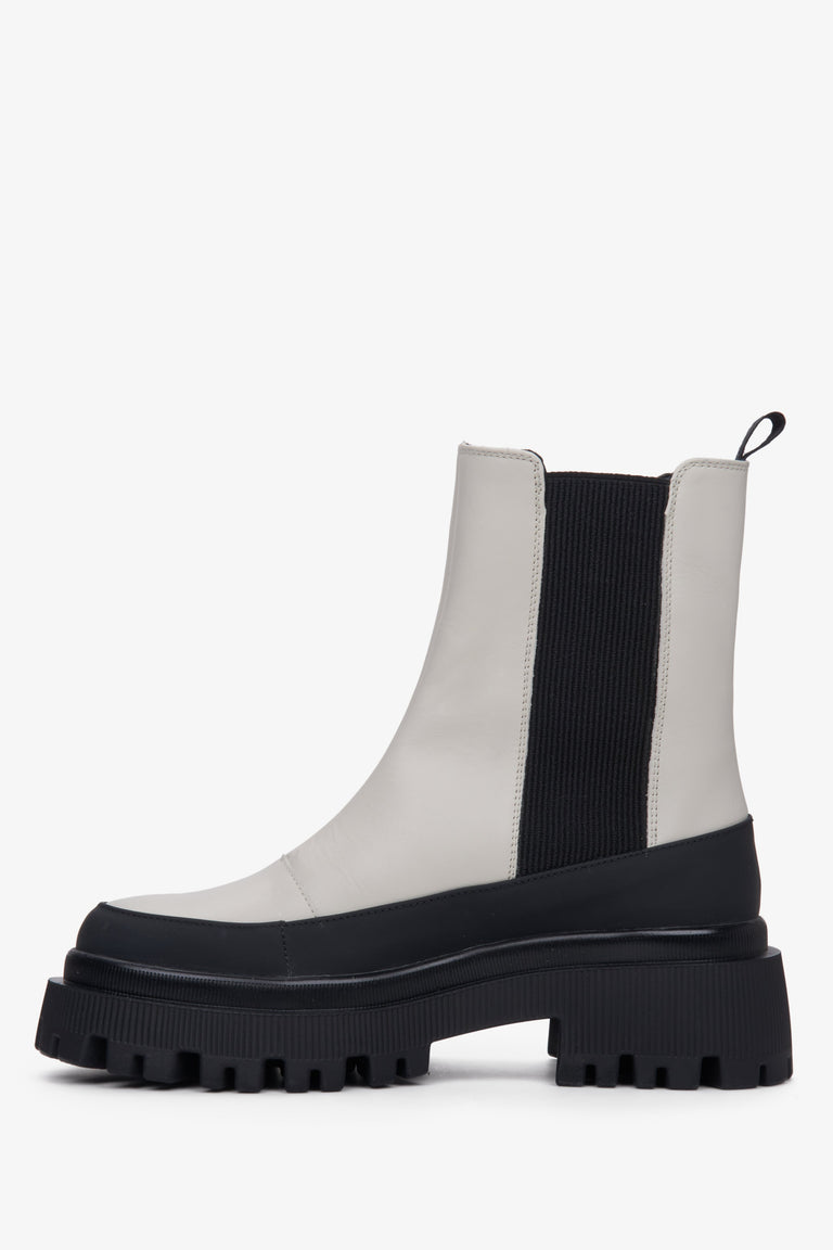 Women's white and black fall ankle boots by Estro made of genuine leather with an elastic shaft - shoe profile.