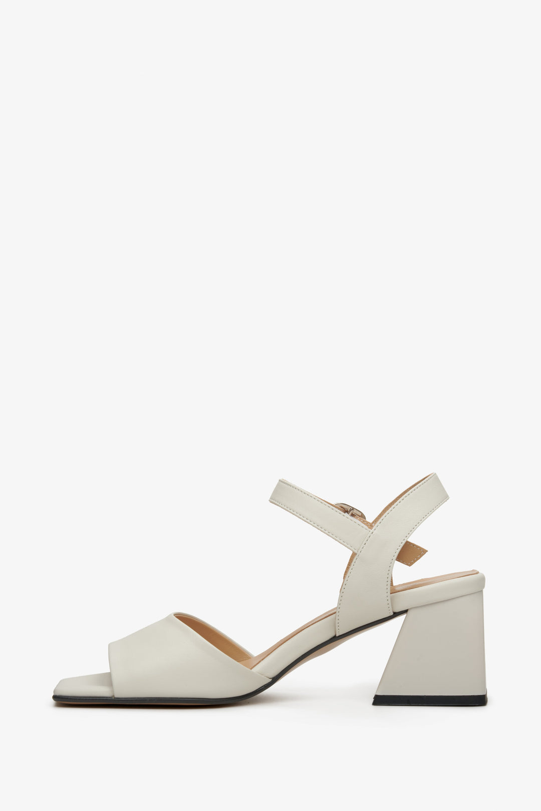 Women's beige leather summer heeled sandals by Estro - presentation of the shoe profile.