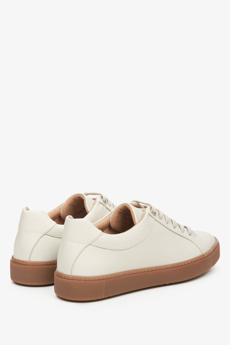 Women's light beige leather sneakers by Estro - close-up on the heel and side line of the shoes.